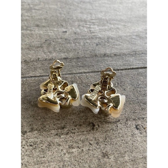 Claudette Vintage Pearl and Beige Moon Glow thermoset clip ons Brooch Set - Picture 6 of 11